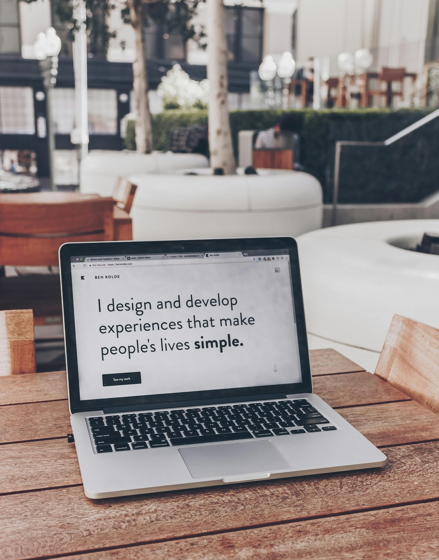 Computadora portátil con un proyecto de diseño web